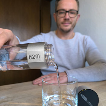 Anwendung Wasserstoffbooster H2Master Mann mit Glas